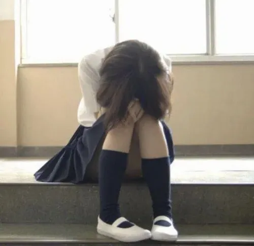 Ảnh cá nhân chân dung buồn tựa Bức tường xám cùng tông màu lạnh nhạt dần