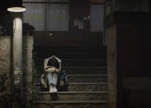 Chọn avatar buồn để kể chuyện lòng qua ánh mắt xa xăm của con gái