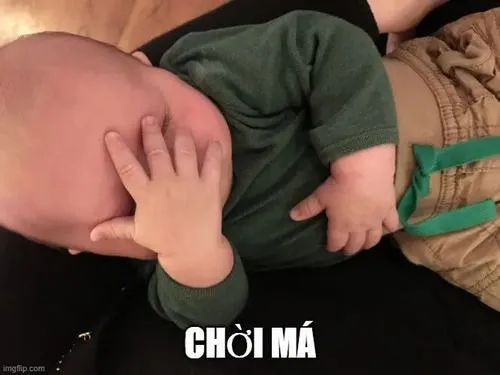 Hình meme em bé bó tay thể hiện sự cạn lời rõ rệt