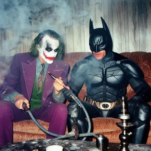 4 Ảnh chế Bruce Wayne chỉnh mũ tai dơi thật chậm