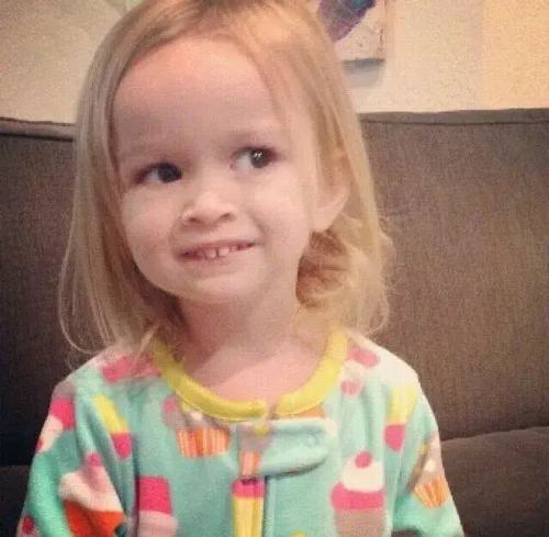 17 Ảnh troll meme bé gái soi xét bằng gương mặt con người viral