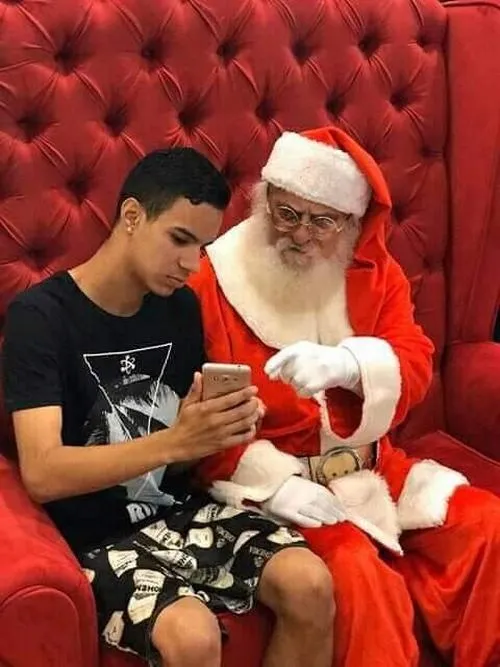 Meme chế Giáng sinh cùng tuần lộc Rudolph trong khoảnh khắc vui