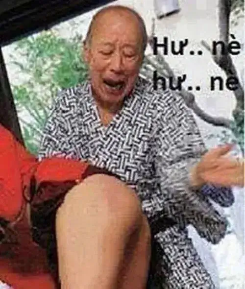 Ảnh chế ông già Tokuda đánh mông với nụ cười mỉm tạo tương phản nghề nghiệp