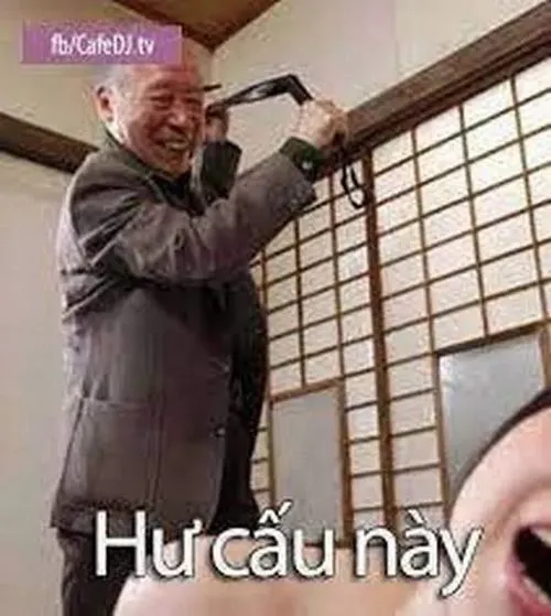 Meme Tokuda cầm roi vụt mông hợp dùng khi câu chuyện chuyển hướng nhạy cảm