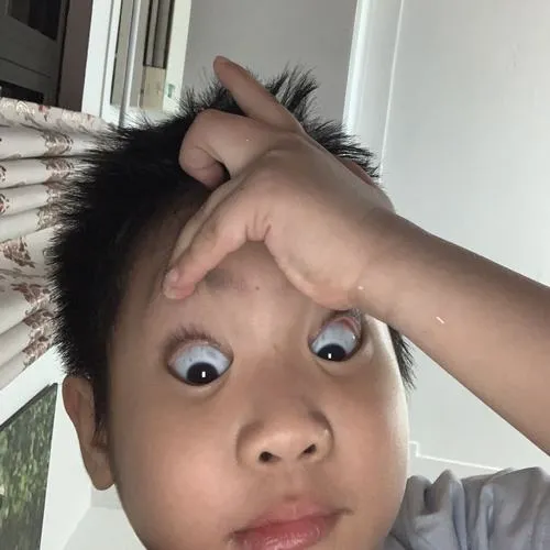 Meme hài lườm mắt tạo khoảnh khắc gây chú ý thị giác