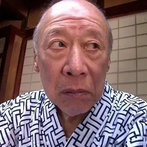 Meme Tokuda với ánh nhìn sâu tạo cảm giác nguy hiểm nhẹ