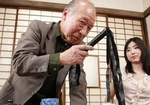 Meme Tokuda cầm roi da hài ngược khiến ai xem cũng bật cười lén