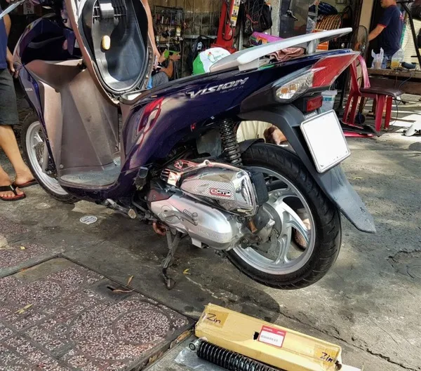 Tay lái lệch nhẹ sang trái tạo cảm giác vừa trượt té.