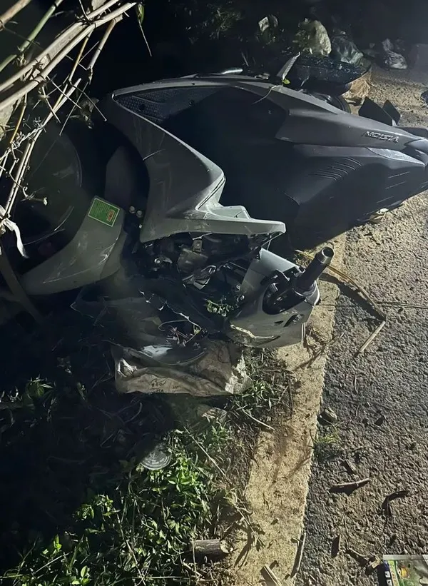 Vision đậu giữa sân nhưng chụp góc tối cho giống xe chết máy.