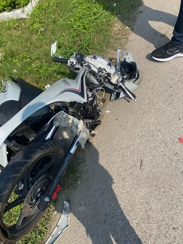 Cốp hé mở như thể vừa bị kẹt đồ gì đó quan trọng.