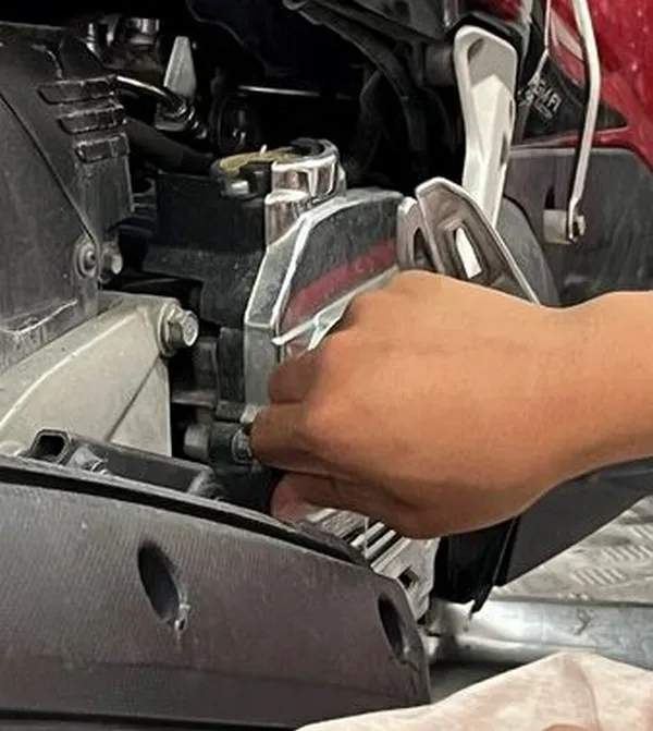 Đầu xe cúi thấp như giận đời không muốn đề máy.