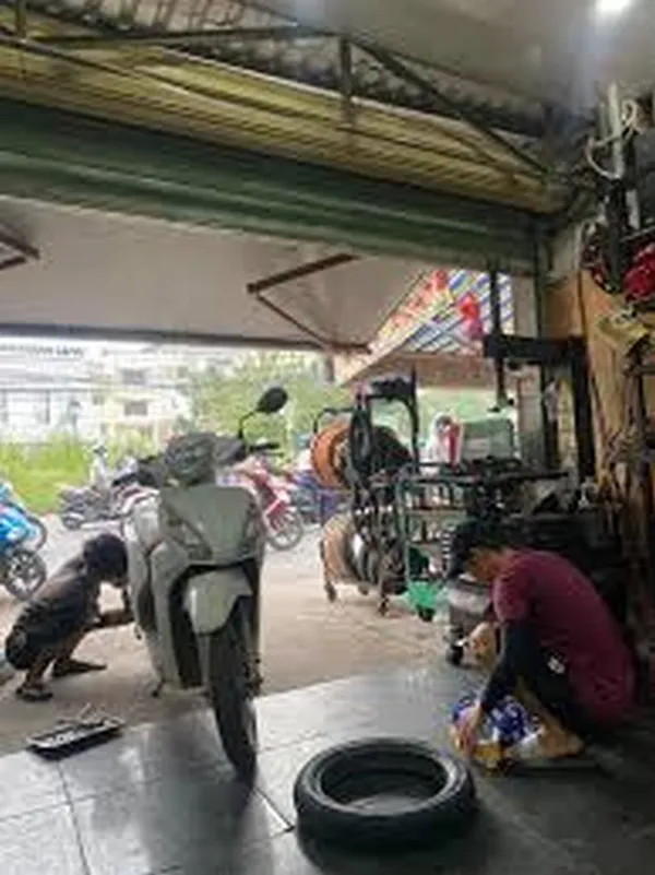 Chắn bùn sau hơi cong do… đặt vật nặng lên chứ không hư.