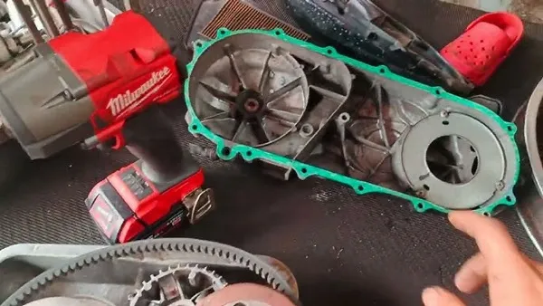 Dàn áo bung đúng một ngàm nhỏ nhìn vừa tội vừa hợp lý.