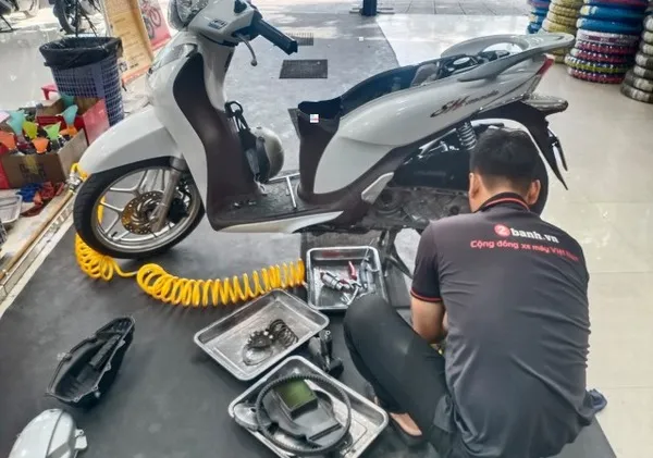 Đèn pha chụp dưới nắng nên nhìn mờ mờ như bị chập.