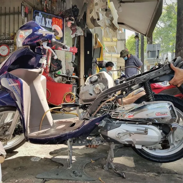 Vision nằm chéo trong bãi xe như vừa được dắt bộ mỏi tay.