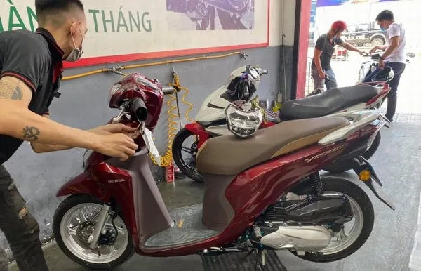 Gầm xe dơ nhẹ tạo hiệu ứng xe vừa bị cạ mạnh.