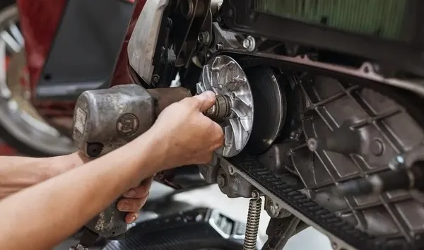 Vision nghiêng nhẹ như vừa trượt chân nhưng thực ra chỉ đặt lệch.