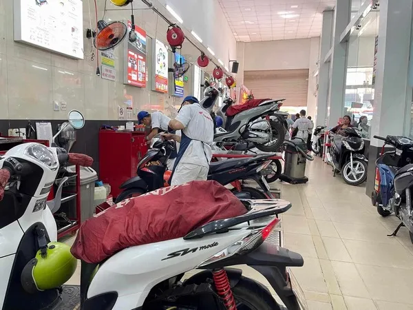 Vision nghẹt xăng đúng giờ cao điểm giúp bạn xin muộn hợp