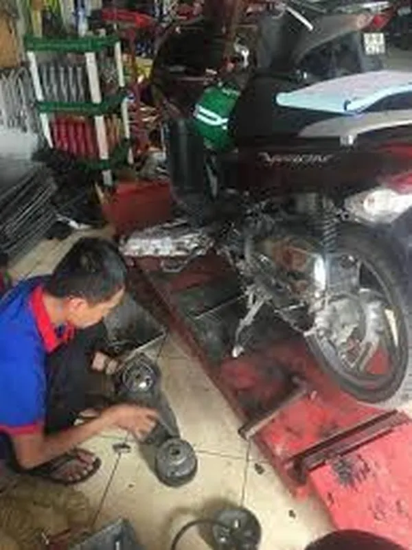 Ảnh Vision xì lốp bất ngờ để xin khất nộp file với sếp khó