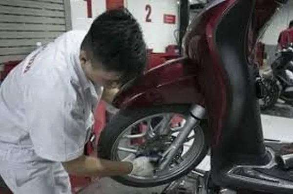 Vệt nước dưới gầm xe nhưng là nước mưa tối qua đọng lại.