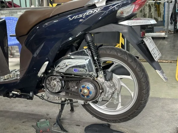 Thân xe hơi bám bụi, nhìn có vẻ đã trải chiến trận.