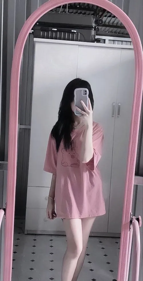 Ảnh hiển thị thiếu nữ ánh đèn phòng gương soi kín đáo nữ tính