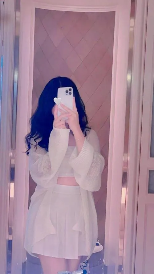 Hình đại diện ngầu con bé gương phòng ngủ ánh đèn vàng phong cách bí ẩn