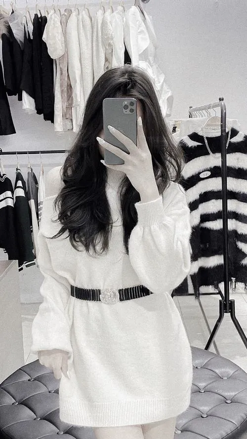 Avatar nữ chụp trước gương che mặt tạo cảm giác bí ẩn và cuốn hút tự nhiên