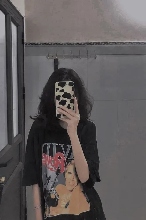 Ảnh đại diện cá nhân cô nhỏ selfie trước gương kín đáo tò mò