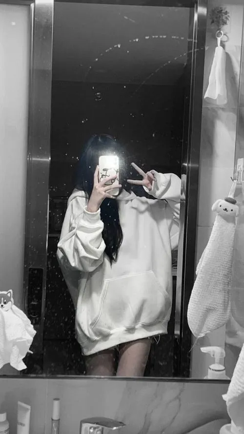 Hình đại diện cute cô nàng ánh sáng phòng bố cục lệch cảm xúc