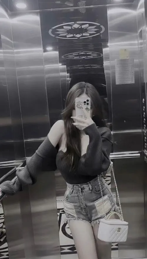 Ảnh cá nhân bé gái điện thoại thông minh che mặt một phần khung hình