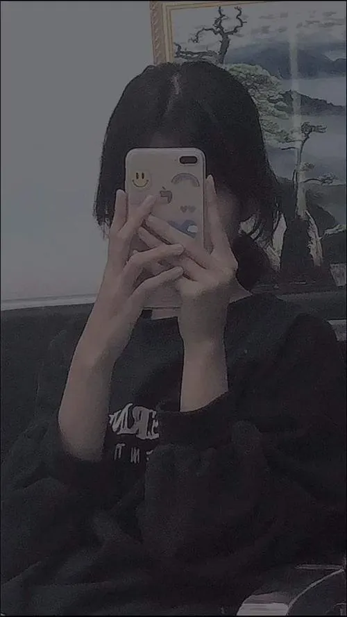 Ảnh trang cá nhân con gái selfie trước gương phản chiếu tò mò