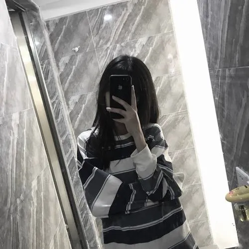 Ảnh avatar nữ cô gái selfie gương phản chiếu không gian riêng