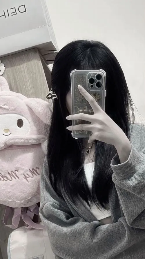 Hình avatar cute cô em bố cục bán thân không gian cá nhân vibe bí ẩn