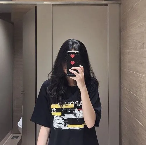 Avatar dễ thương phụ nữ điện thoại che mặt bố cục cận mặt riêng tư tự nhiên