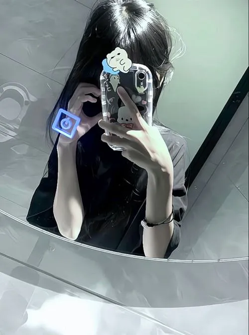 Hình đại diện ngầu con bé gương phòng tắm ánh đèn vàng vibe lặng lẽ