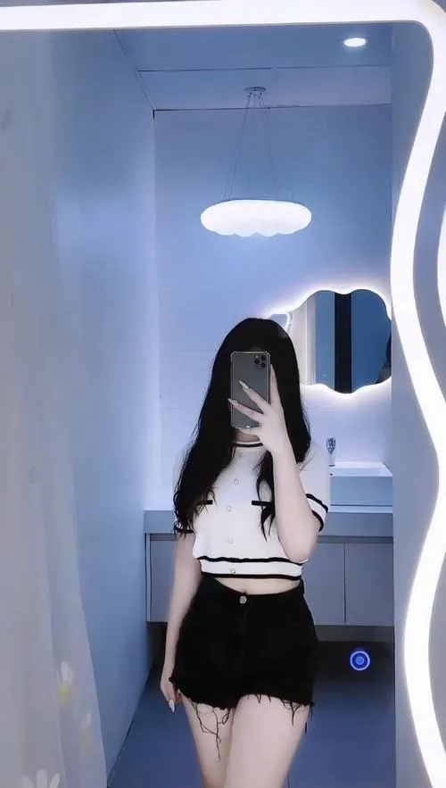 Ảnh đại diện cô bé gương soi che mặt một phần kín đáo