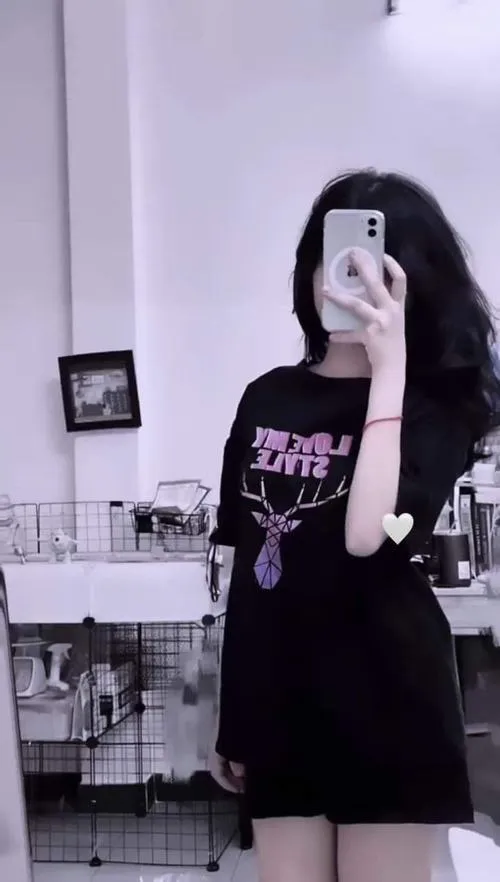 Hình profile em gái gương phòng ngủ phong cách bí ẩn riêng tư