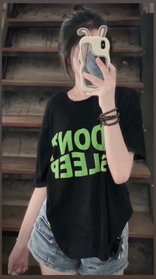 Ảnh hiển thị thiếu nữ ánh đèn phòng gương soi nữ tính