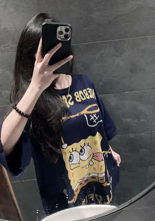 Ảnh trang cá nhân con gái selfie gương hiệu ứng phản chiếu cảm xúc tò mò