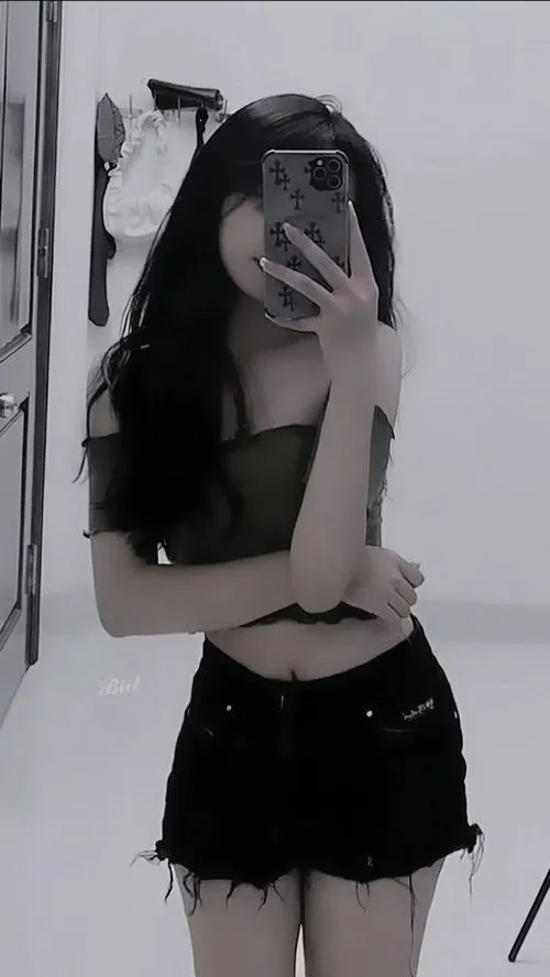 Ảnh profile nữ giới selfie che mặt ánh sáng nhẹ tối giản