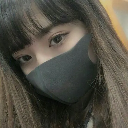 Avatar dễ thương che mũi miệng, ánh sáng cửa sổ, phông nền tối.