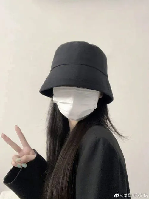 Ảnh cá nhân cô nàng đội nón, giấu nét, phông nền làm nổi nhân vật.