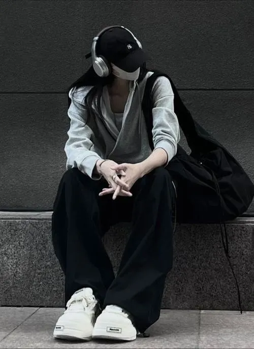 Ảnh avatar nữ đội mũ len, che khéo gương mặt, ánh sáng tự nhiên.