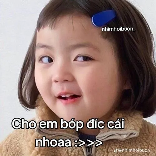 Meme chế em bé mê anh qua ánh mắt và nụ cười cưng xỉu