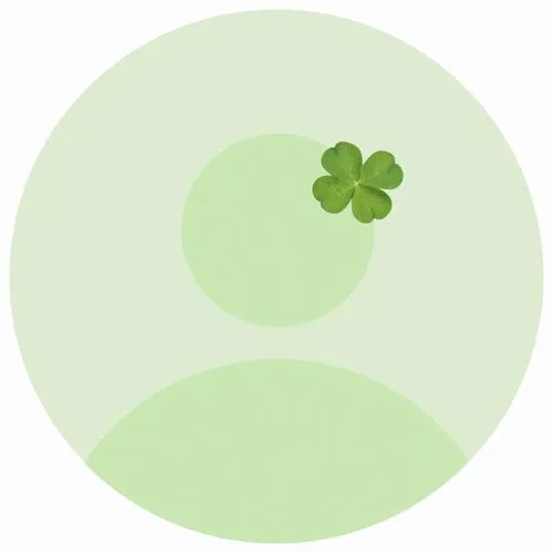 Không gian trống quanh cỏ 4 lá giữ cảm xúc tổng thể nhẹ