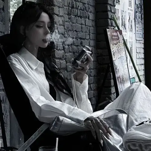 Ảnh đại diện cô đơn thất tình dành cho những ngày không muốn giải thích