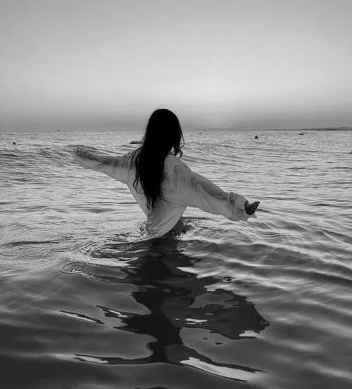 Hình profile buồn nhấn màu sắc trong tổng thể trầm