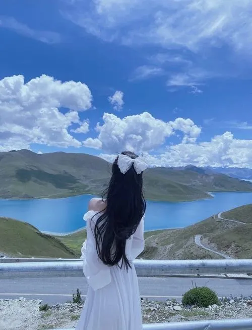 Ảnh đại diện cá nhân gái xinh quay lưng với màu sắc trầm