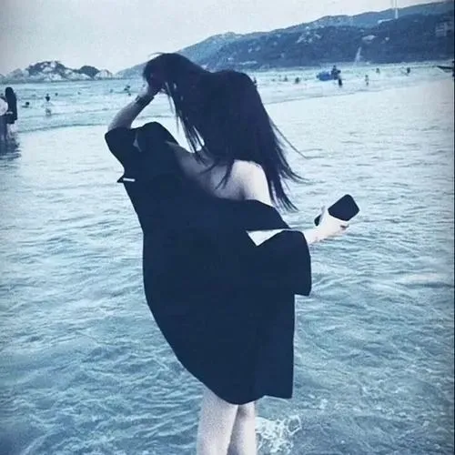 Ảnh profile che mặt gái đẹp với dáng lưng nữ tính và ánh sáng xiên